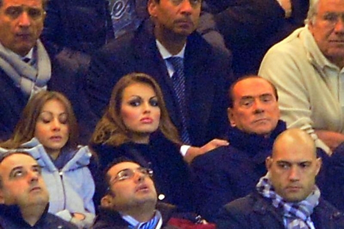 Skandalingasis S. Berlusconi susižadėjo su 50 metų jaunesne gražuole