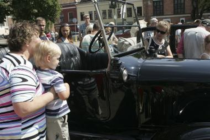 Rotušės aikštėje – senovinių automobilių paradas