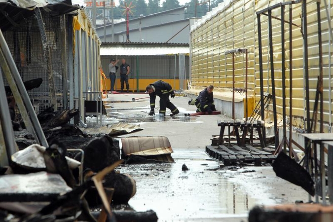 Per gaisrą Gariūnuose sudegė ir prekeivių gyvenimai