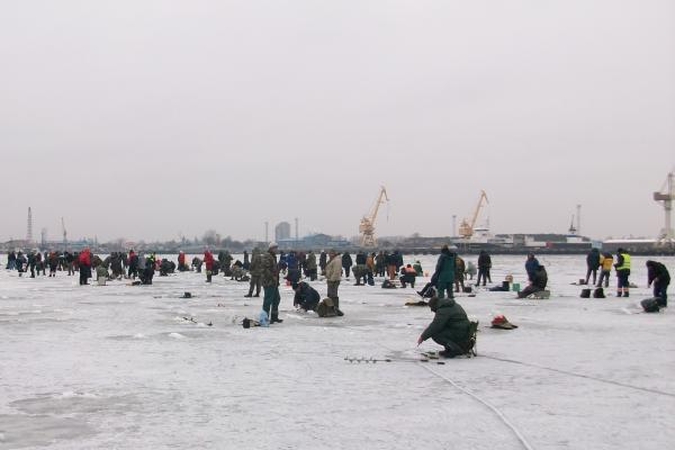 Stintų sugundyti žvejai trukdė laivų eismą 