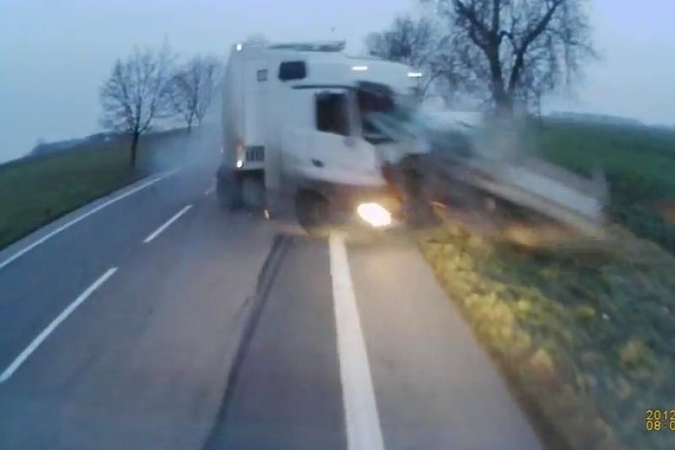 Lietuvis vilkiko vairuotojas nufilmavo tragišką avariją Lenkijoje