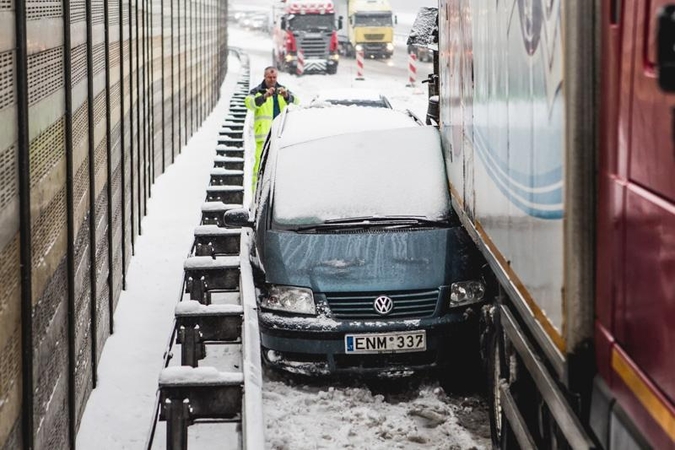 Prie Raudondvario plento vilkikas suknežino automobilį