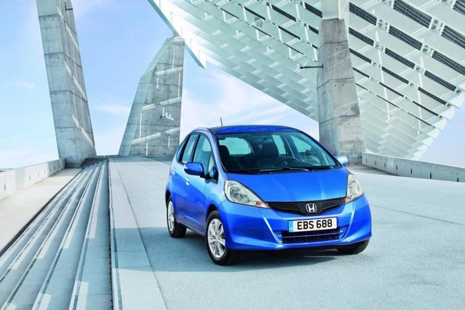 Hibridiniai automobiliai: lietuvių norus nustelbia kaina