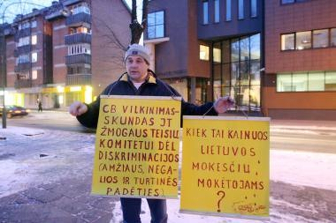 Pasipiktinimą teismu ir valdiškais advokatais plateliškis reiškė plakatais