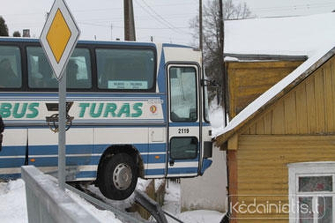 Šėtoje keleivinis autobusas atsitrenkė į namo stogą