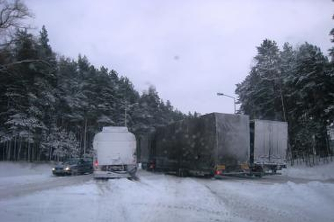 Po pūgos eismo sąlygos sudėtingos, įkalnėse stringa vilkikai (papildyta)