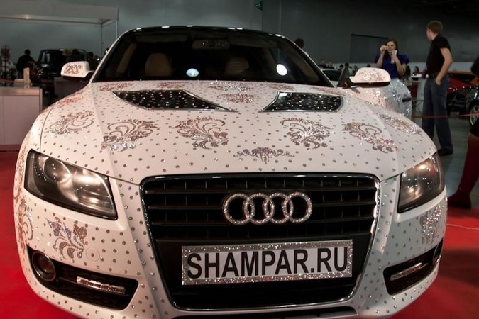 Ant "Audi" - 450 tūkst. Swarovski kristalų