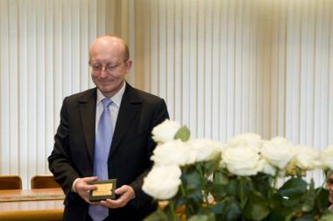 Ketinimus versti A.Valinską atidėjo
