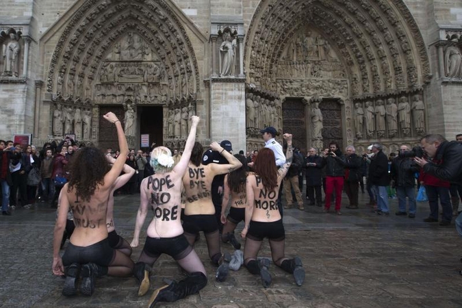 Paryžiaus katedroje „Femen“ džiūgavo dėl popiežiaus atsistatydinimo