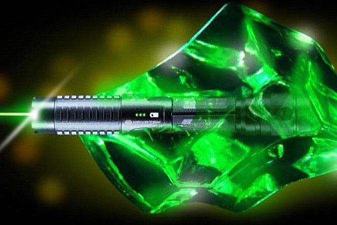 Ypač galingas gama spindulių lazeris iš antimedžiagos hibrido