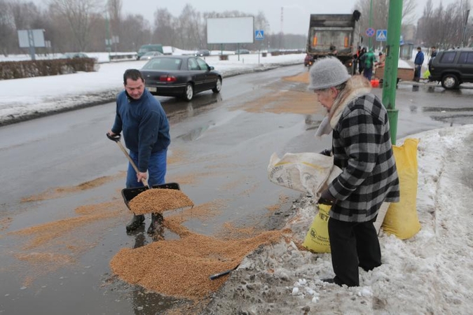 Mokyklos gatvę nusėjo į uostą gabenti grūdai