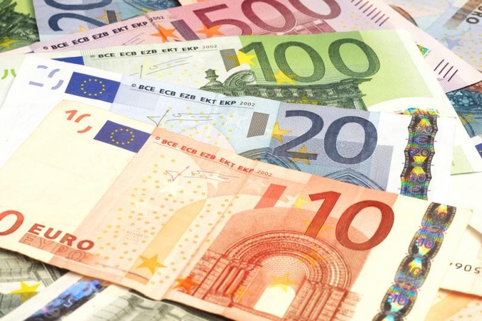 Muitinės kinologai Vilniuje aptiko nedeklaruotus 34 tūkst. eurų