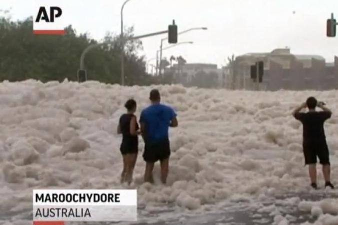 Australijos miestelį paskandino 3 m aukščio jūros putų pusnys