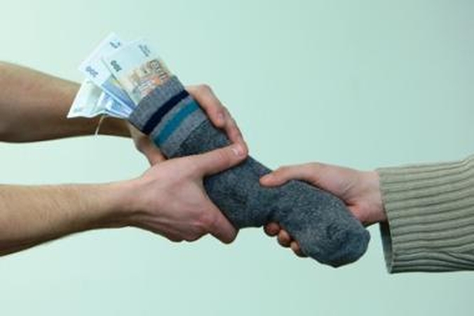 38 proc. latvių turi pažįstamų, dalį algos gaunančių voke