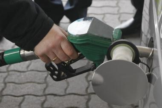 Lenkų rinkimų akcijos apetitas benzinui nemažėja