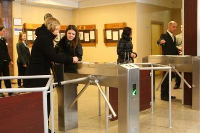 Moksleivius stebės elektroninė akis