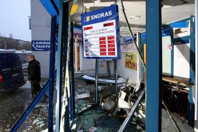 Kaune susprogdintas banko "Snoras" kioskelis (papildyta)