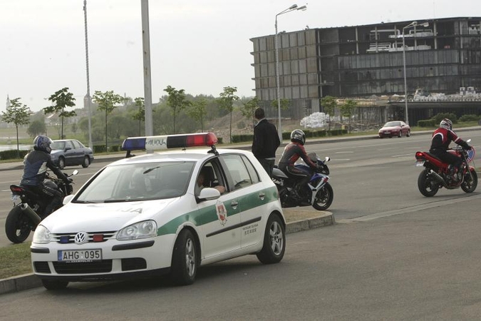 Kauno policininkai motociklininkų šėlsmą ramino tik iki 22 val. (papildyta)