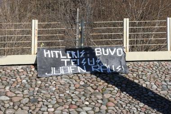 Prie Kauno sinagogos iškabintas antisemitinis užrašas (dar papildyta)