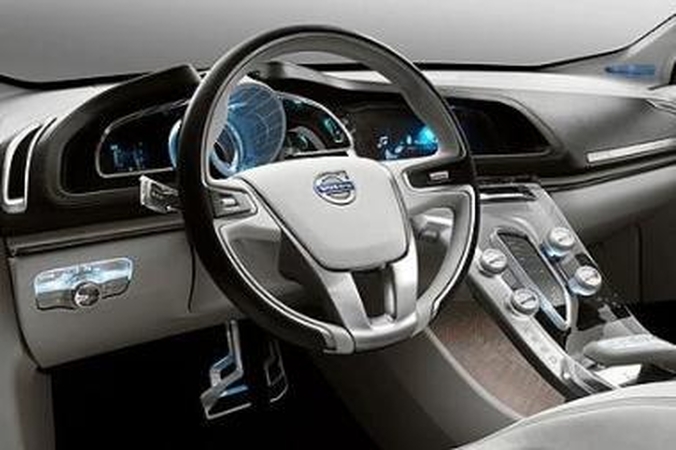 „Volvo" automobilis riedės pats