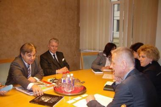 Domisi mažai energijos naudojančių namų projektais