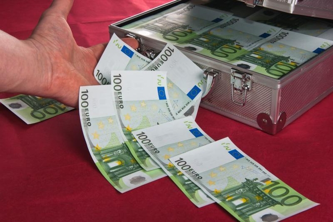 Britų karo lėktuvas skubiai gabeno į Kiprą milijoną eurų banknotais