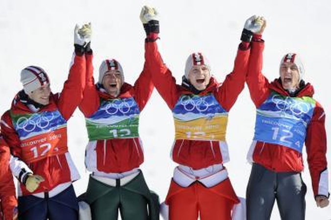 Komandinės šuolių nuo tramplino rungties auksas atiteko austrams