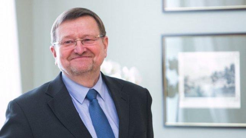 J. Bernatonis vienu metu sėdėjo ant 11 kėdžių