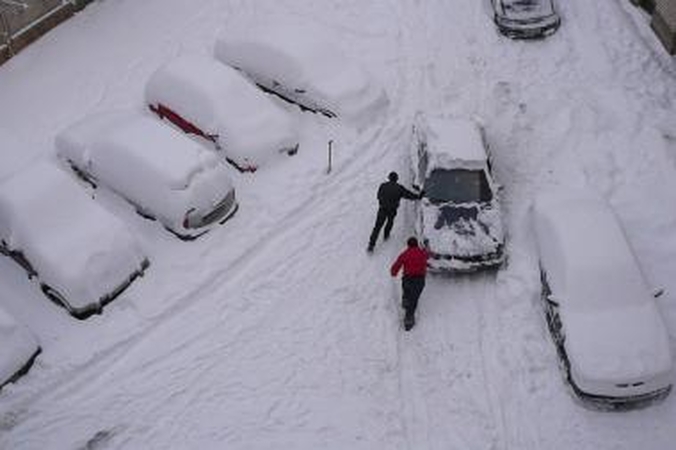 Kaune sniegas sutrikdė automobilių eismą, vilkikas pametė krovinį (dar papildyta)