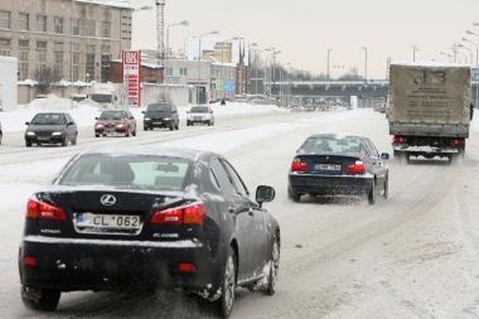 Kaune gatves nuo sniego vaduoti kelininkams padeda policija (orų prognozė)