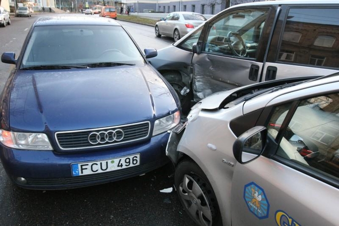 Neatidaus vairuotojo klaida: sudaužyti trys automobiliai