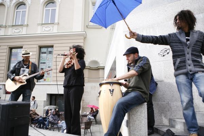 "Dub Mafia" prieš vakarėlį kojas apšilo Gedimino prospekte