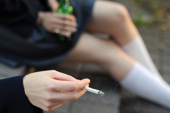 Kuriozas: nepilnamečiams pirkti rūkalus draudžiama, bet rūkyti galima