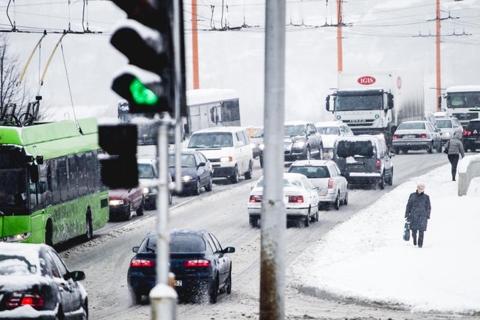 Kauno gatvės dėl sniego – vėl sunkiai pravažiuojamos