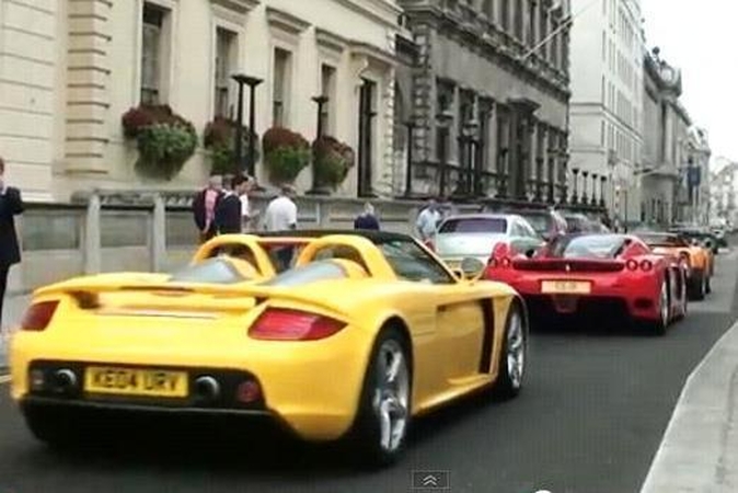 Superautomobiliai Londono gatvėse surengė tikrą koncertą
