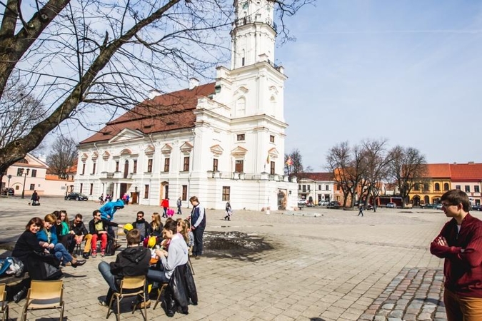 Gimnazistams pamokos vyko ir Rotušės aikštėje, ir ant tilto