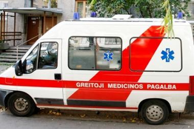 Iš 4 aukšto iškritusi moteris liko gyva