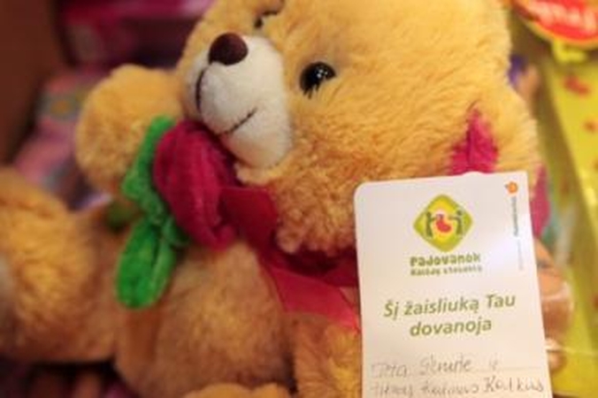 Vilniuje vaikams iš skurstančių šeimų dalijamos kalėdinės dovanos