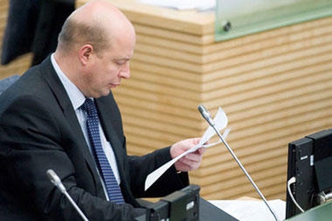 V.Babilius siūlo parlamentarų lankomumui užtikrinti šalia Seimo posėdžių salės įrengti rūkomąjį 