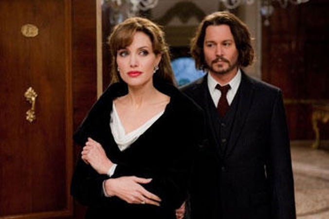 A.Jolie filme „Turistas“ kaskadinius triukus atlikinėjo avėdama aukštakulniais (foto)