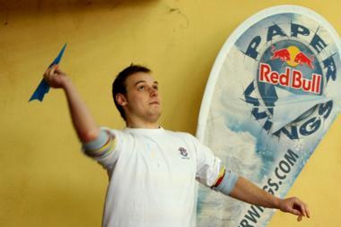 Kauniečio popierinis lėktuvėlis skrido toliau
