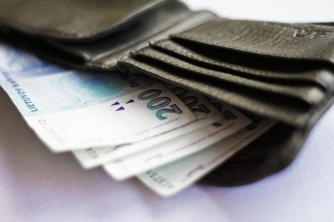 Sukčius reikalavo 9 tūkst. litų – pensininkė davė triskart mažiau