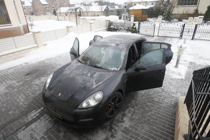 Melnragėje degė 2011 metais pagamintas „Porsche Panamera“