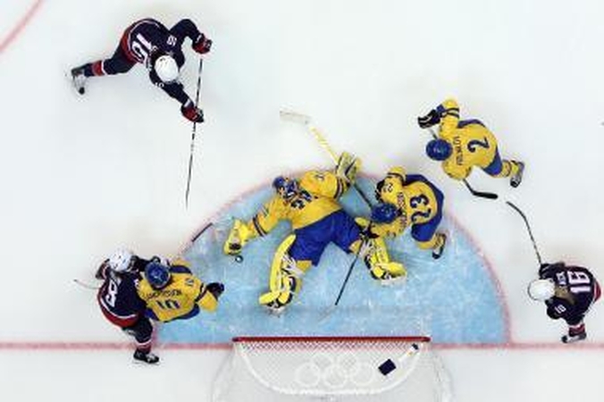 Olimpinio moterų ledo ritulio turnyro finale kovos JAV ir Kanada
