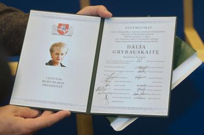 D.Grybauskaitei įteiktas prezidento pažymėjimas