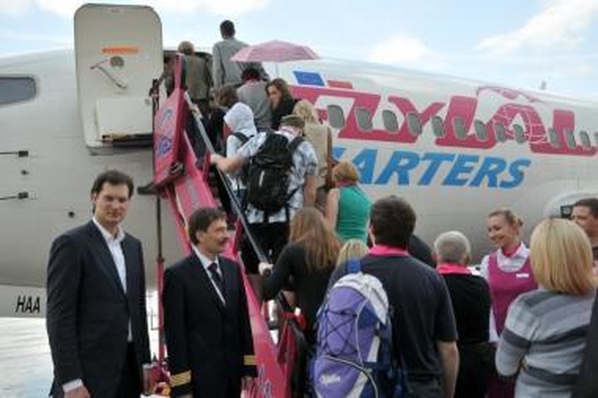 Skrydžių bendrovė „flyLAL charters” keičia vardą