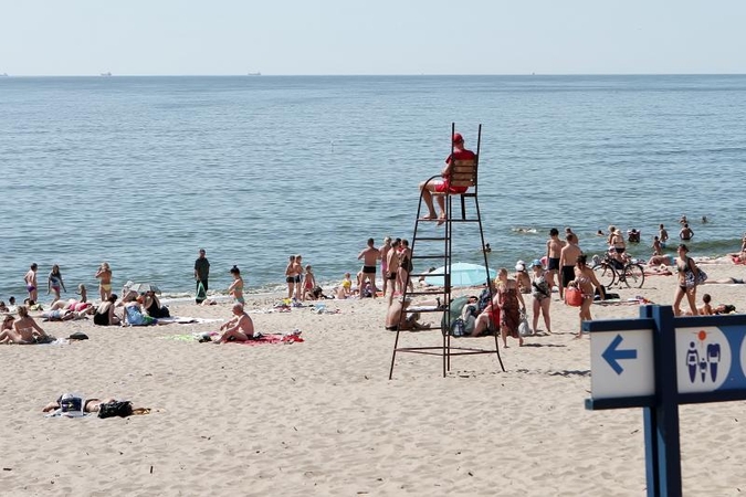 Ženklo nepaisiusios vokietės pakliuvo į duobę ir pradėjo skęsti