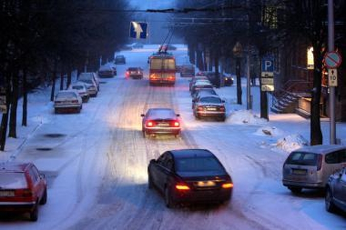Kaune gatvės - slidžios. Susidarė automobilių spūstys.  