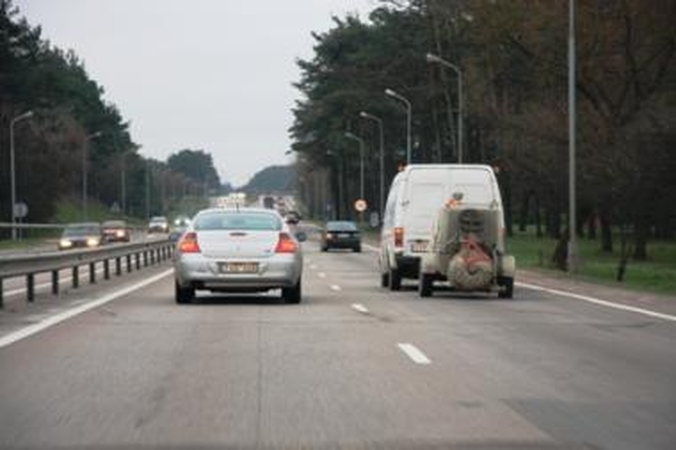 Greitkelis Vilnius - Kaunas bus apšviestas silpniau