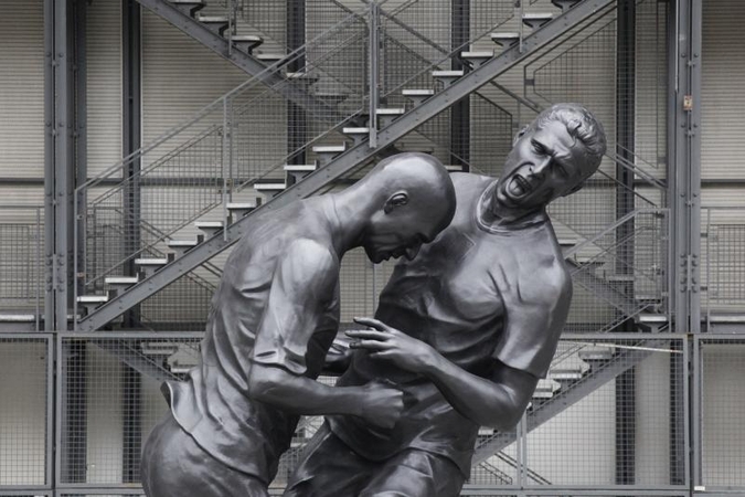 Z.Zidane'o ir M.Materazzi konfliktas įamžintas skulptūroje